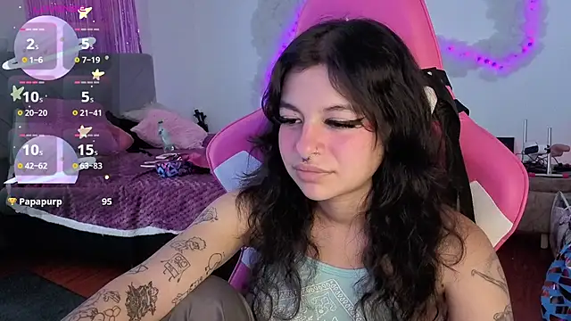 Snapshot of larah_uwu chatting on May 26, 6:37 pm larah uwu online show from May 26, 6:37 pm