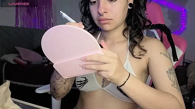 Snapshot of larah_uwu chatting on June 8, 6:19 pm larah uwu online show from June 8, 6:19 pm