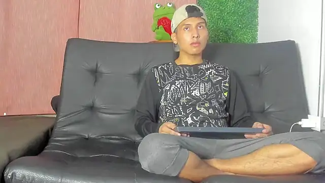 spicy adonhis online show from November 23, 9:20 am