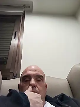 Snapshot of geli45 chatting on February 23, 1:36 am geli45 online show from February 23, 1:36 am