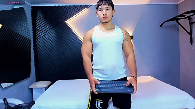 Snapshot of Horny_nick18 chatting on May 6, 11:37 am Horny nick18 online show from May 6, 11:37 am