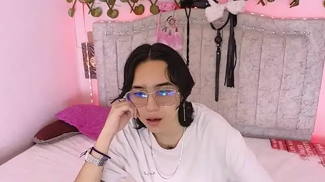 Snapshot of katalinathxandbritney1 chatting on September 17, 5:58 pm katalinathxandbritney1 online show from September 17, 5:58 pm