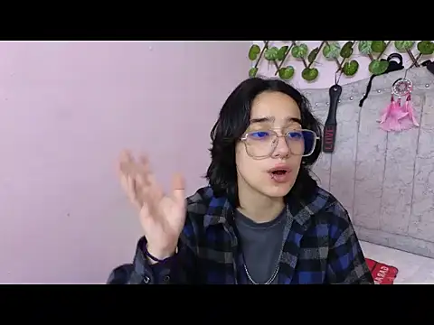 Snapshot of katalinathxandbritney1 chatting on September 27, 9:31 pm katalinathxandbritney1 online show from September 27, 9:31 pm