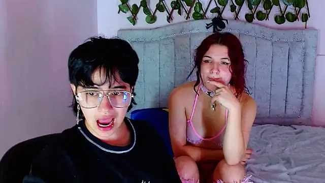 Snapshot of katalinathxandbritney1 chatting on December 15, 4:39 am katalinathxandbritney1 online show from December 15, 4:39 am