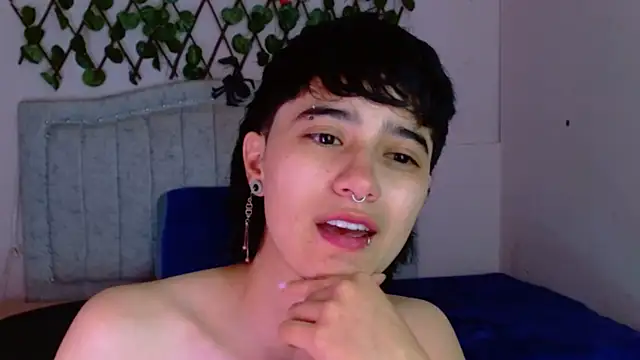 Snapshot of katalinathxandbritney1 chatting on December 16, 1:21 am katalinathxandbritney1 online show from December 16, 1:21 am