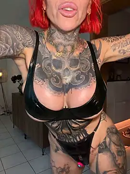 CatCoxx online show from April 24, 5:15 pm