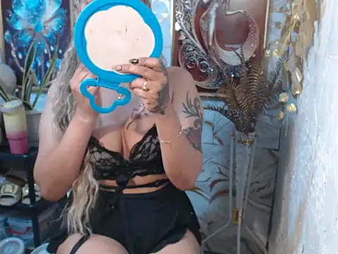 Snapshot of tshot_izzy_88 chatting on October 5, 5:39 am tshot izzy 88 online show from October 5, 5:39 am