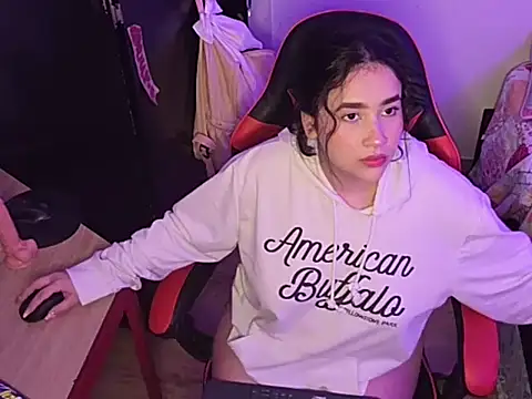 Snapshot of ChloeSnoww chatting on October 2, 3:35 am ChloeSnoww online show from October 2, 3:35 am