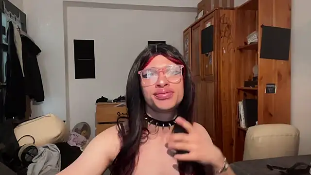 Snapshot of emilydee666 chatting on November 26, 11:55 am emilydee666 online show from November 26, 11:55 am