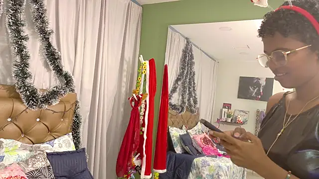 Snapshot of didoelizabeth chatting on December 2, 1:28 pm didoelizabeth online show from December 2, 1:28 pm