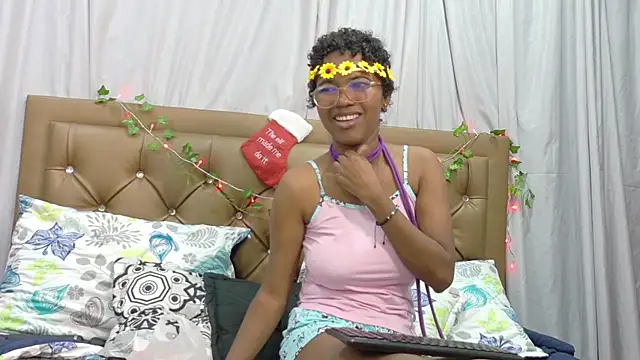 Snapshot of didoelizabeth chatting on December 15, 1:37 pm didoelizabeth online show from December 15, 1:37 pm