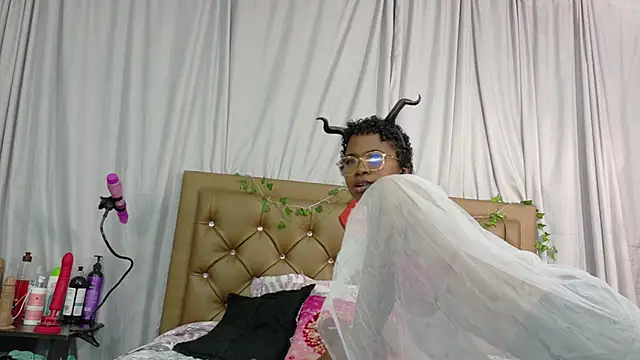 Snapshot of didoelizabeth chatting on December 16, 1:27 pm didoelizabeth online show from December 16, 1:27 pm