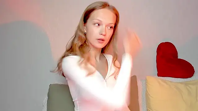 Snapshot of Kara_smalltits chatting on May 29, 11:30 am Kara smalltits online show from May 29, 11:30 am