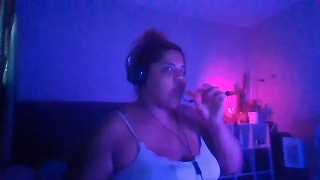 Snapshot of 1n0nlythroat chatting on May 13, 10:38 pm 1n0nlythroat online show from May 13, 10:38 pm