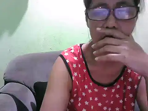 Snapshot of HotLadyPinay32 chatting on June 4, 11:49 am HotLadyPinay32 online show from June 4, 11:49 am