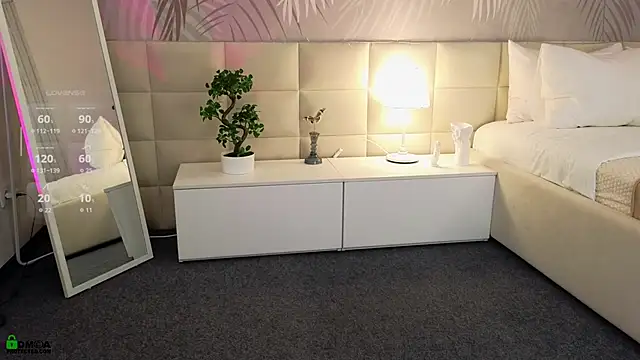 Snapshot of LolaPrise chatting on December 3, 1:35 am LolaPrise online show from December 3, 1:35 am