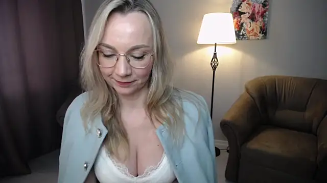 Snapshot of Ava_Elior chatting on May 11, 4:04 pm Ava Elior online show from May 11, 4:04 pm