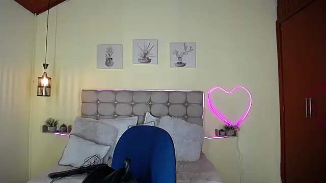 Snapshot of Megan_05_ chatting on June 11, 12:32 am Megan 05 online show from June 11, 12:32 am