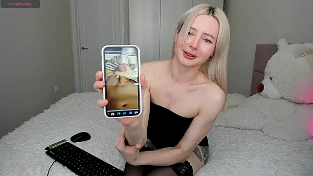 Lilly lllll online show from April 27, 10:24 am