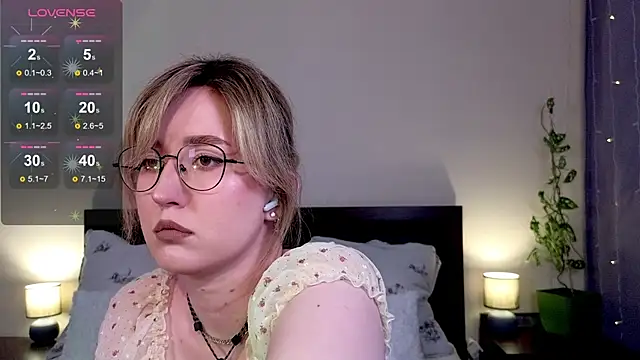 Snapshot of _AlexaFlowers_ chatting on May 13, 8:34 am AlexaFlowers online show from May 13, 8:34 am