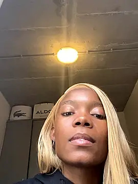 Snapshot of prettydollyy chatting on March 18, 7:44 am prettydollyy online show from March 18, 7:44 am