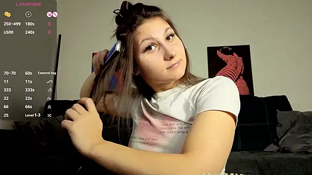 Snapshot of TrixiBell chatting on November 29, 5:10 am TrixiBell online show from November 29, 5:10 am