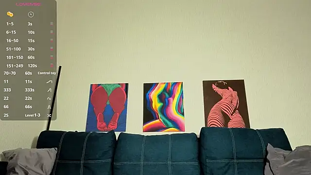 Snapshot of TrixiBell chatting on December 3, 4:09 am TrixiBell online show from December 3, 4:09 am