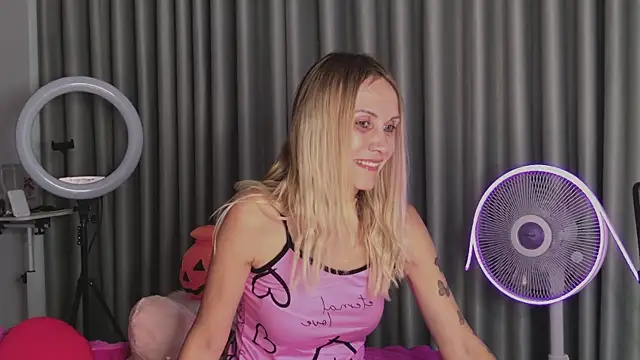 Snapshot of goddess_kate__ chatting on October 28, 8:40 am goddess kate   online show from October 28, 8:40 am