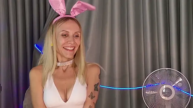 Snapshot of goddess_kate__ chatting on October 31, 8:26 am goddess kate   online show from October 31, 8:26 am