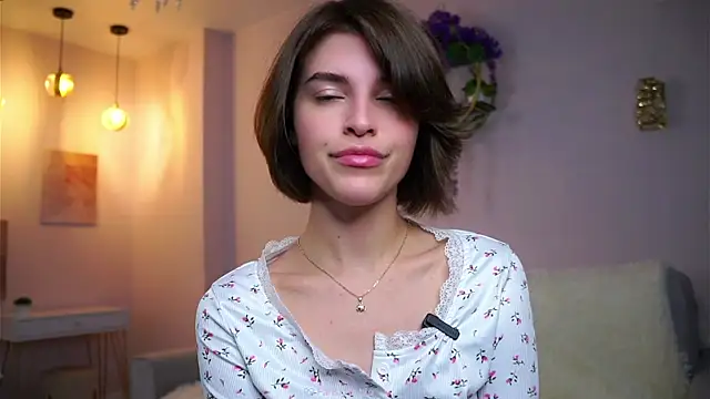 Snapshot of EleneButton chatting on October 26, 1:11 am EleneButton online show from October 26, 1:11 am