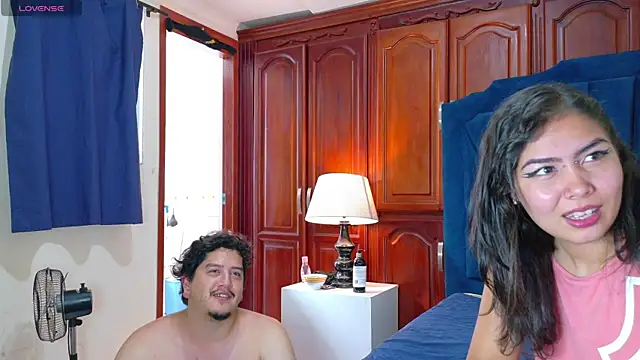 Snapshot of RoxyandAron2 chatting on May 31, 2:02 pm RoxyandAron2 online show from May 31, 2:02 pm