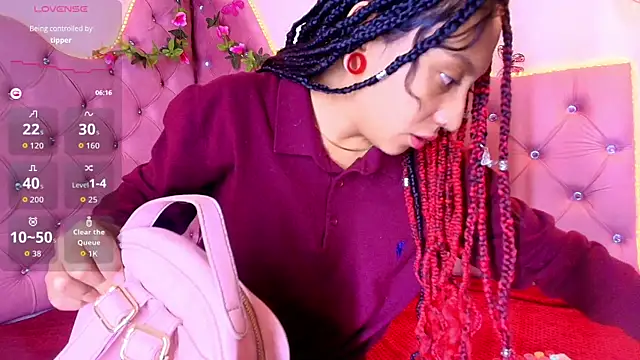 Snapshot of Sheilly_brown chatting on May 8, 7:52 pm Sheilly brown online show from May 8, 7:52 pm
