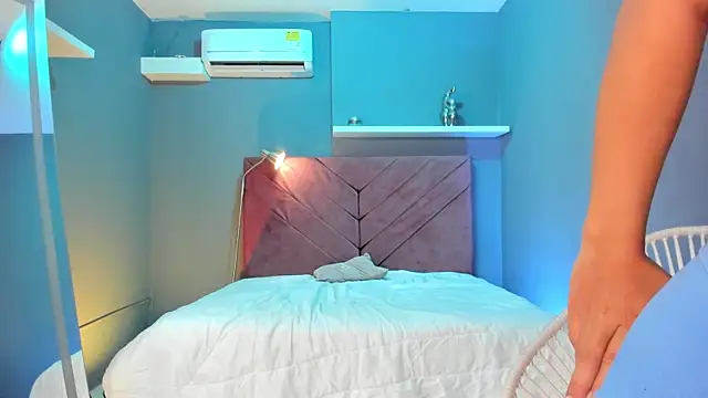 Snapshot of everyh__ chatting on October 6, 7:44 pm everyh online show from October 6, 7:44 pm