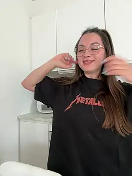 Snapshot of liloush__ chatting on June 4, 9:15 am liloush online show from June 4, 9:15 am
