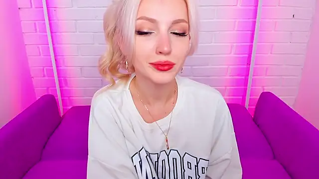 LisaFoxyMe online show from November 17, 8:31 am