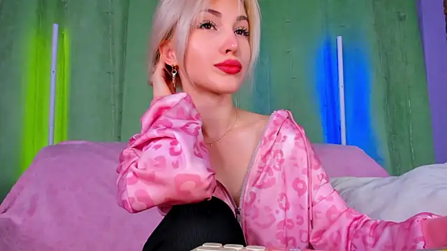 Snapshot of LisaFoxyMe chatting on May 14, 1:23 am LisaFoxyMe online show from May 14, 1:23 am