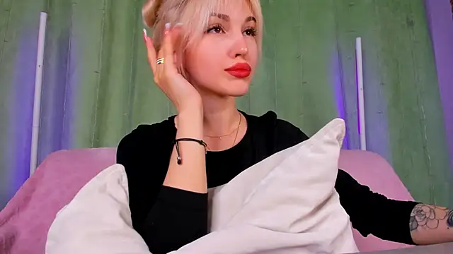 Snapshot of LisaFoxyMe chatting on May 23, 1:33 am LisaFoxyMe online show from May 23, 1:33 am