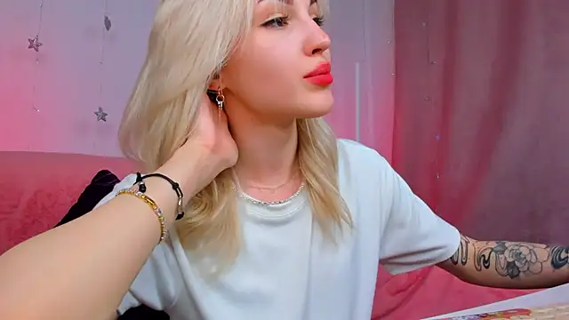 Snapshot of LisaFoxyMe chatting on May 28, 1:25 am LisaFoxyMe online show from May 28, 1:25 am
