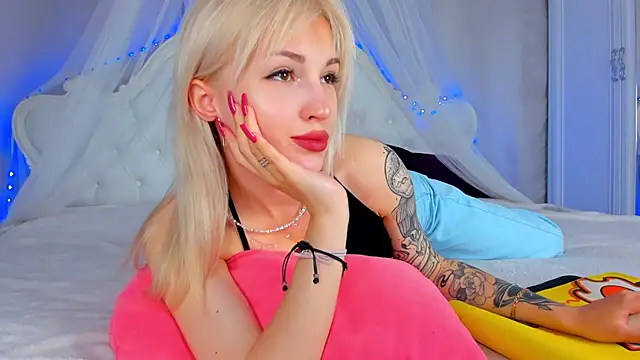 Snapshot of LisaFoxyMe chatting on June 16, 1:19 am LisaFoxyMe online show from June 16, 1:19 am