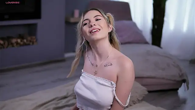 ElsaSolace online show from November 22, 3:55 pm