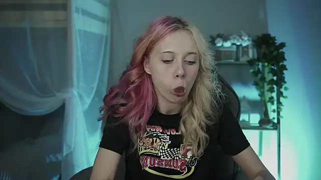 Snapshot of SakuraBliss chatting on October 22, 3:34 pm SakuraBliss online show from October 22, 3:34 pm