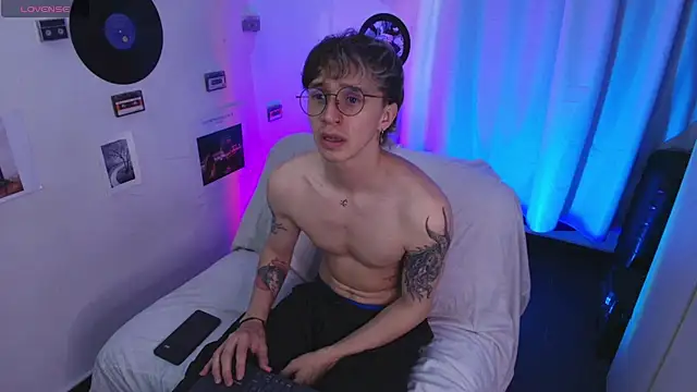 Snapshot of Nick_Bangover_ chatting on June 5, 10:37 pm Nick Bangover online show from June 5, 10:37 pm