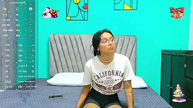 Snapshot of Soffia_Konig_ chatting on December 4, 8:17 pm Soffia Konig online show from December 4, 8:17 pm