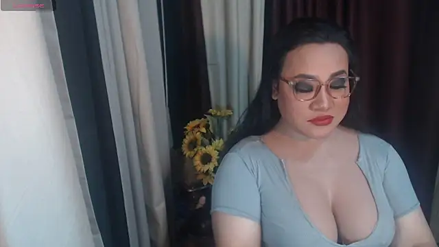 Hotcum ella online show from March 29, 12:10 am