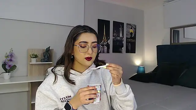 Snapshot of madame_lottie chatting on September 18, 12:40 pm madame lottie online show from September 18, 12:40 pm