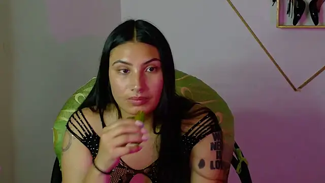 Snapshot of Linda_andrew chatting on February 5, 6:45 pm Linda andrew online show from February 5, 6:45 pm