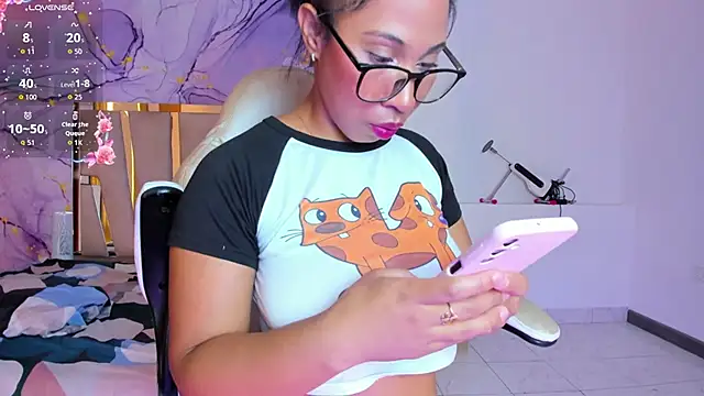 Snapshot of Elowen_Clark chatting on October 24, 8:38 pm Elowen Clark online show from October 24, 8:38 pm