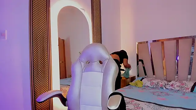 Snapshot of Elowen_Clark chatting on November 25, 7:25 pm Elowen Clark online show from November 25, 7:25 pm