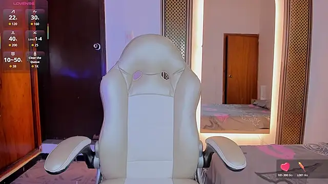 Snapshot of Elowen_Clark chatting on November 28, 8:55 pm Elowen Clark online show from November 28, 8:55 pm