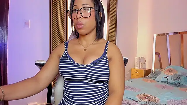 Snapshot of Elowen_Clark chatting on December 2, 8:15 pm Elowen Clark online show from December 2, 8:15 pm